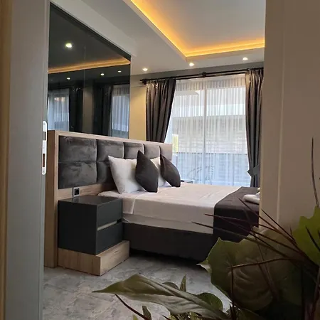Villa Sehir Merkezinde, Oezel Havuzlu, Saunali, Jakuzili, Tuerk Hamamli Ve Barbekuelue Muestakil *